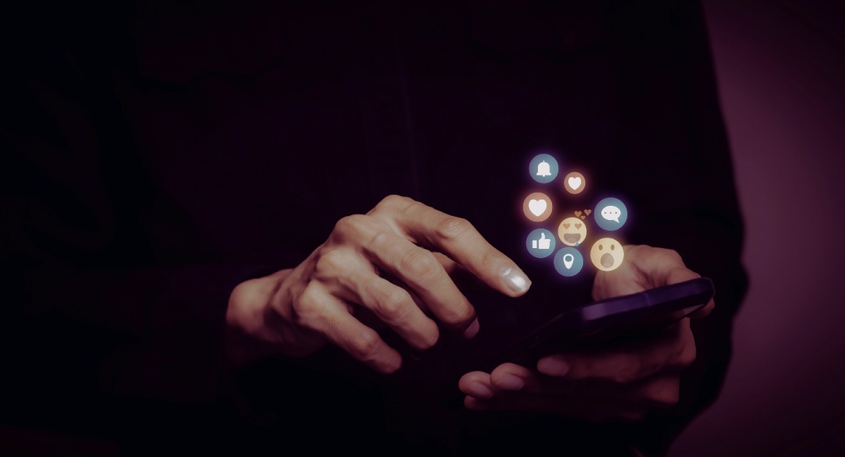 Mains utilisant un smartphone entoure d icones de reseaux sociaux et de notifications